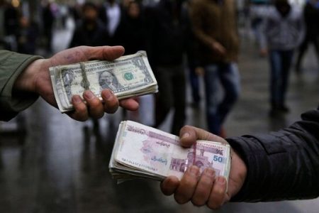 کارشناس پولی و بانکی:  ورود به موقع بازار ساز دامنه نوسان دلار را کاهش داد