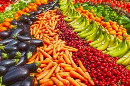 عرضه ۲۰ هزار تن میوه و هزار تن خرما با ۳۰ درصد زیر قیمت بازار