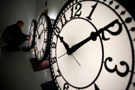 تغییر ساعت تابستانی ۲۰۲۵؛ ترامپ می‌تواند تغییر ساعت را متوقف کند؟
